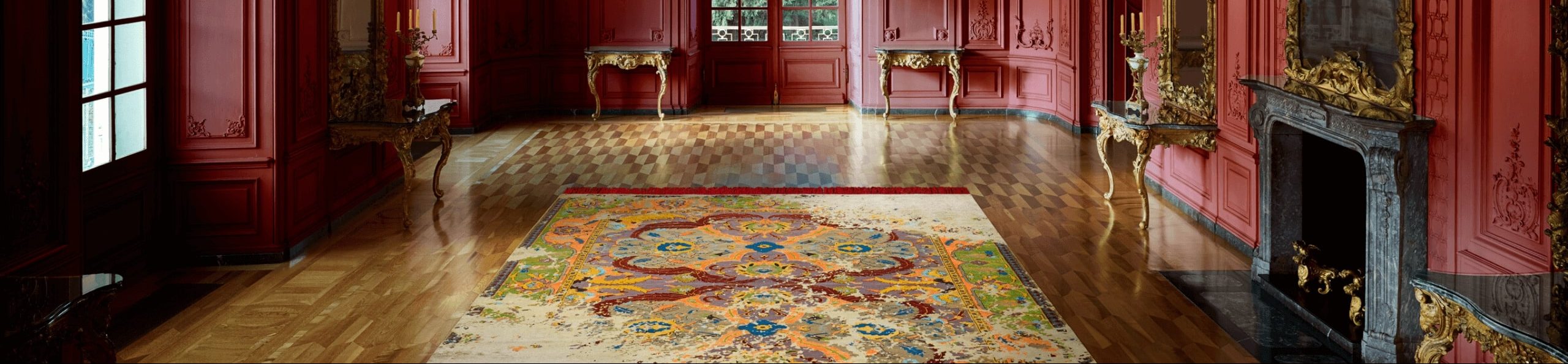 Prunkvolles rotes Palais mit klassischem Teppich